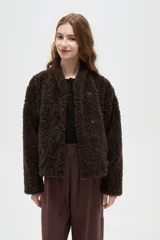 Tapado de textura tipo corderito en color marrón, con cuello solapa y cierre frontal de botones.