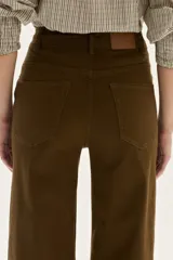 Jean de tiro alto, corte recto y ancho, color verde militar. Confeccionado en tela de algodón con elastano.