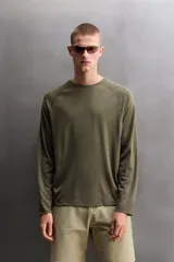 Camiseta técnica de entrenamiento Zara Athleticz, de corte regular, confeccionada en tejido ligero y elástico con textura de rayas horizontales. Presenta cuello redondo, mangas ranglán largas y detalle de logo estampado en el bajo.