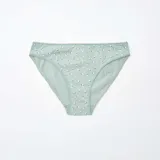 Pack de cinco braguitas de corte clásico, confeccionadas en algodón. El pack incluye una unidad gris oscuro lisa, una blanca lisa, una a rayas horizontales blancas y grises, una rosa pálido lisa y una verde menta con estampado de pequeñas flores blancas.