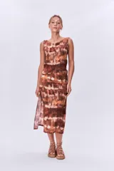 Vestido midi sin mangas con estampado abstracto en tonos marrones y beige, corte recto y abertura lateral en la falda.