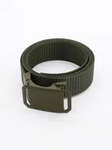 Cinturón de tela trenzada color verde militar con hebilla de plástico de liberación rápida en color azul marino.