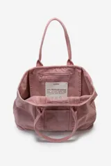 Bolso tipo tote bag Ecoalf modelo Palms Medium, confeccionado en 100% algodón reciclado con acabado garment dyed de color rosado. Cuenta con doble asa de hombro, bolsillo frontal abierto con el logo de la marca bordado y diseño amplio y funcional.