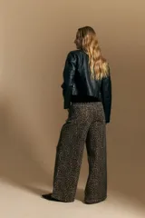 Pantalón de tiro medio con corte recto y silueta amplia, confeccionado en tejido con estampado animal print de leopardo.