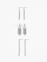 Set de tres pares de caravanas plateadas con strass, que incluye un par de tiras finas, un par con diseño triangular colgante y un par de tiras largas con cristales.