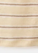 Remera de lino de corte recto y diseño a rayas horizontales finas, con cuello redondo y mangas cortas.