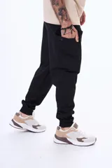 Championes urbanos de diseño moderno, combinando tonos beige, marrón y blanco. Presentan una suela robusta con detalles en contraste y cierre mediante cordones.