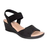 Sandalias de cuero color beige, marca Usaflex modelo Adele, con plataforma baja y tira elástica en el tobillo.