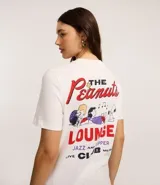Remera blanca de algodón con estampa gráfica en la espalda inspirada en un club de jazz, con personajes de Peanuts (Snoopy, Lucy, Linus y Woodstock) y el texto "THE PEANUTS LOUNGE JAZZ AND UPPER LIVE CLUB MUSIC".