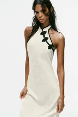 Vestido midi de jacquard con cuello halter, vivos a contraste y detalle de alamares en el pecho.