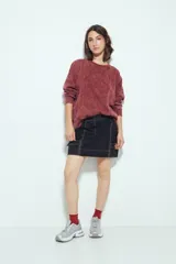 Buzo negro con efecto lavado y costuras verticales a la vista, de calce relajado.