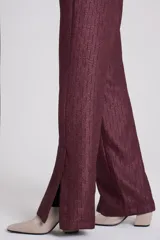 Pantalón de vestir marrón con textura, tiro bajo, bolsillos delanteros con labio y cierre metálico oculto, bolsillo sastrero en espalda, pierna con recortes en delantero y pinza en espalda.