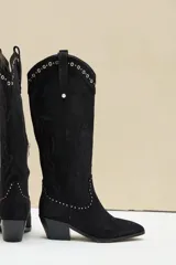 Bota texana de caña alta en color negro, con diseño bordado en el mismo tono, detalles de tachas metálicas en la parte superior y en el empeine, y taco cuadrado.