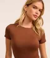 Body de cuello redondo y manga corta, confeccionado en tejido de poliamida con elastano. Presenta un diseño liso y ajustado al cuerpo con cierre en la entrepierna.