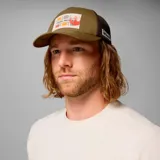 Gorra tipo trucker de Columbia, edición especial Star Wars, en color verde oliva con paneles traseros de malla marrón. Presenta un parche frontal con la insignia de la Alianza Rebelde y coordenadas, y una etiqueta lateral con el logo de la marca.