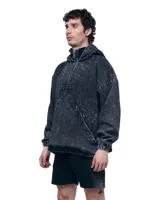 Short de denim negro con acabado degradado de negro a gris, tiro medio, calce relajado y largo medio sobre la rodilla.