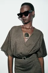 Vestido midi de escote en pico cruzado y manga corta. Presenta detalle de frunces en la cintura y un cinturón integrado con hebilla metálica a contraste.