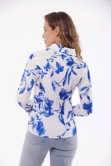 Camisa blanca con estampado floral azul, de corte clásico, cuello camisero y mangas largas.