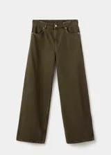 Pantalón de jean estilo barrel de tiro bajo, con diseño de cinco bolsillos, cierre frontal de cremallera y botón, y trabillas para cinturón.