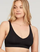 Bralette de microfibra color beige, con diseño de acabado invisible, pads removibles, tiras regulables y espalda en U. No posee aros.