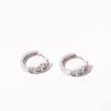 Par de aros tipo argolla de plata 925 con tres circonitas blancas engarzadas.