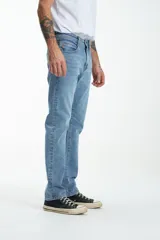 Pantalón jean celeste de corte recto.