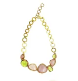 Collar dorado con cadena de eslabones circulares y dije con piedras de colores rosa y verde agua.