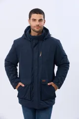 Campera de abrigo color azul marino, con capucha desmontable, cierre frontal con solapa, bolsillos frontales con solapa y detalle de etiqueta de cuero sintético. Cuenta con interior forrado en corderito en la parte superior para mayor calidez.