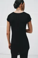 Top negro de punto rib con cuello redondo, manga corta y diseño de bajo asimétrico.
