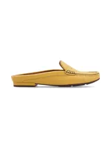 Zueco destalonado tipo mocasín de cuero graneado amarillo, con costuras visibles y suela plana de goma.