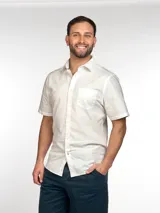 Camisa blanca de manga corta con cuello abotonado y bolsillo en el pecho. Corte clásico.