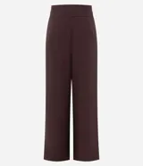 Pantalón de sastrería modelo pantalona, de corte amplio y tiro alto, con cintura lisa y pliegues frontales.