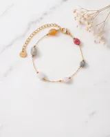 Pulsera de cadena fina con baño de oro, adornada con piedras naturales en tonos rosado y gris.