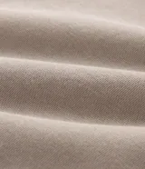 Pantalón de corte recto confeccionado en tejido de algodón y poliéster, con cintura elástica, cordón de ajuste y bolsillos laterales.