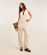 Pantalón recto color crema confeccionado en sarga, con cintura elástica.