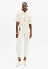 Pantalón blanco acolchado con cintura elástica y bolsillos laterales con cierre.