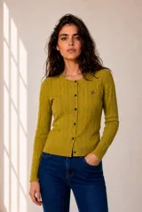 Cardigan de punto con diseño de ochos, color verde, de manga larga, cuello redondo y cierre frontal con botones. Presenta un pequeño bordado en el pecho.