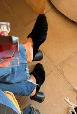 Zuecos de taco ancho con exterior de napalán texturizado y diseño destalonado.