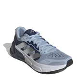 Championes de running Adidas Questar 2, con mediasuela Bounce para mayor amortiguación y parte superior de malla técnica para una ventilación óptima. Diseño en tonos celestes y azules con las icónicas tres bandas laterales en plateado.