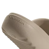 Chanclas Adidas Adilette Lumia color marrón claro, con diseño minimalista y logo de la marca en relieve.