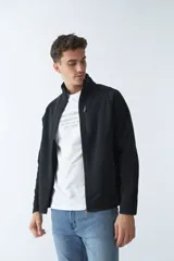 Campera negra tejida bondeada para hombre, con fit regular, logo estampado, cremallera entera y bolsillos con cierre.