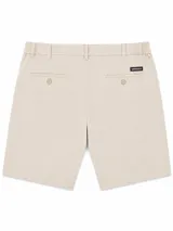 Bermuda de gabardina color borravino con bolsillos laterales, trabillas para cinto y cintura elastizada en los laterales.