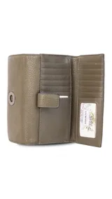 Billetera larga de símil cuero color marrón claro, con solapa frontal decorada con un aro metálico central. Cuenta con múltiples compartimentos internos para tarjetas, billetes y un monedero con cierre.