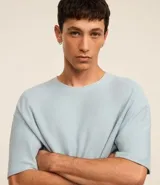 Remera celeste de algodón con cuello redondo, mangas cortas y textura chevron.