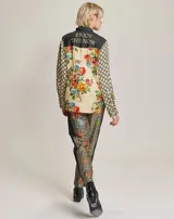 Camisa de corte recto con estampado combinado de flores y pata de gallo, con cuello clásico, manga larga y bolsillos frontales con solapa.