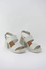 Sandalias negras de cuero con plataforma y taco ancho.