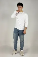 Pantalón de jean celeste con efecto lavado, corte recto y tiro medio.