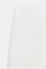 Pantalón blanco de tiro alto, corte flare y cintura elástica.