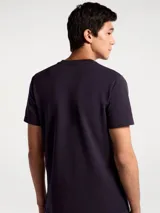 Camiseta azul con cuello henley y tapeta de tres botones.