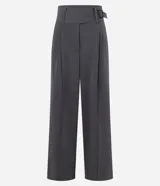 Pantalón de vestir gris oscuro, modelo wide leg, con cintura traspasada y hebilla metálica. Presenta pliegues delanteros marcados y bolsillos traseros.